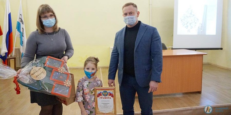Виктор Елин вручил награды победителям новогодних конкурсов