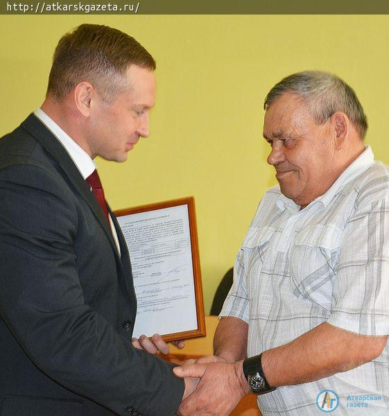 Виктор ЕЛИН вручил жилищный сертификат ликвидатору аварии на Чернобыльской АЭС
