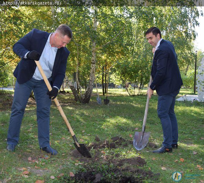 Виктор ЕЛИН заложил в городском парке уникальную дубраву