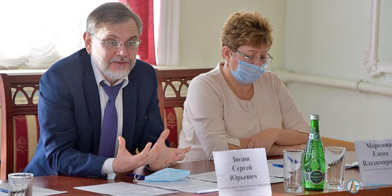 Виктора Елина единогласно переизбрали главой Аткарского района