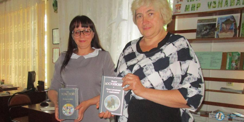 Виктория Костенко подарила аткарским библиотекам книги русских классиков