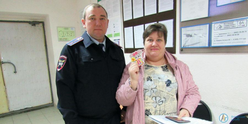 Вместе с правами аткарчанки получили праздничные открытки 