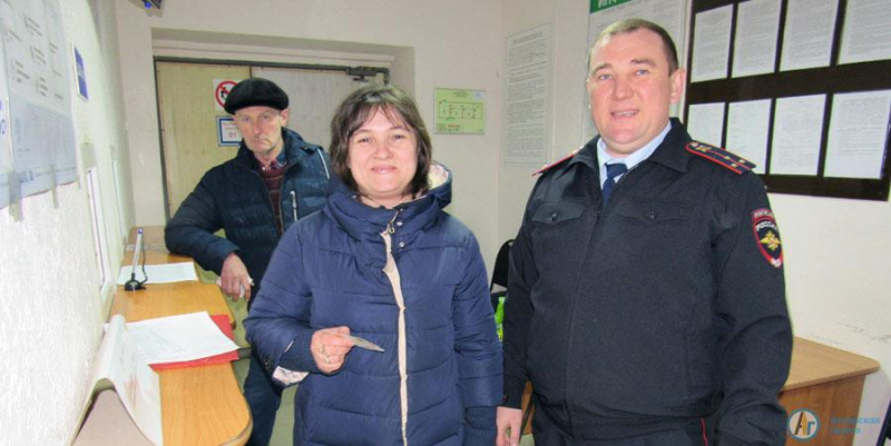 Вместе с правами аткарчанки получили праздничные открытки 