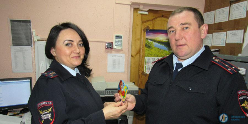 Вместе с правами аткарчанки получили праздничные открытки 