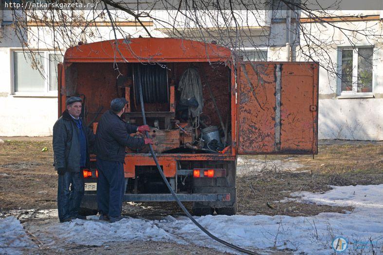 Во дворах аткарских многоэтажек идет прочистка  канализационной системы