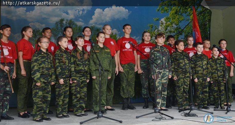 Во славу ВДВ сине-зеленый флаг под голубыми шарами взмыл в небо над Аткарском (ФОТО)