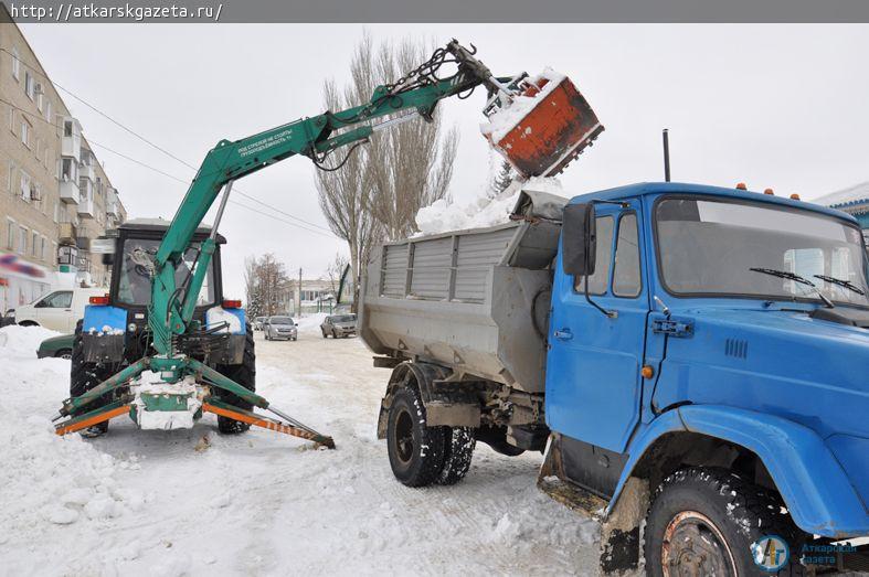 Водитель «Благоустройства» за смену очищал от снега по 300 километров улиц