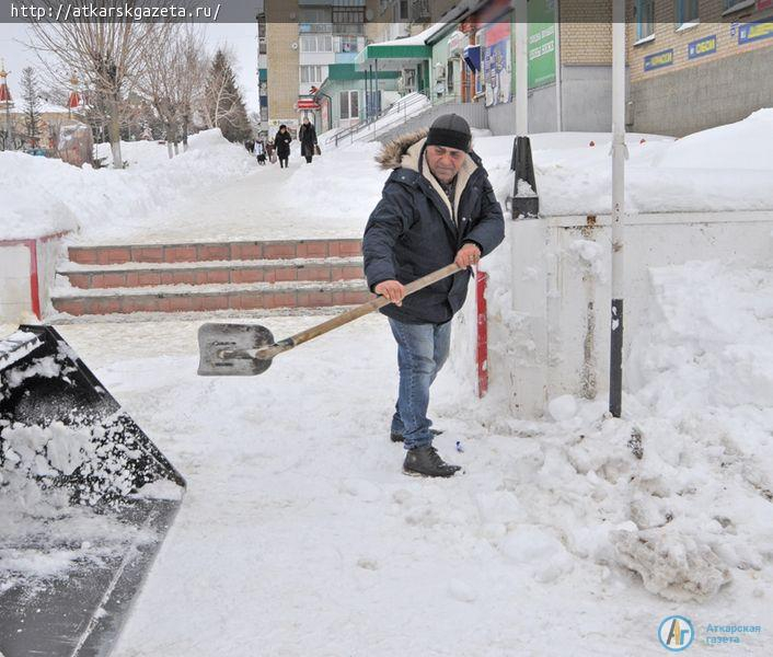 Водитель «Благоустройства» за смену очищал от снега по 300 километров улиц