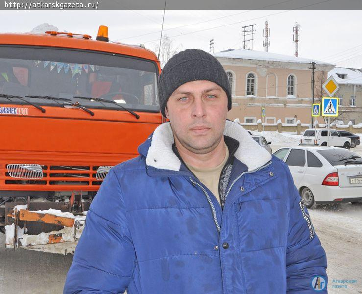 Водитель «Благоустройства» за смену очищал от снега по 300 километров улиц