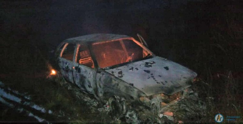 Водитель бросил горящее авто на полевой дороге 
