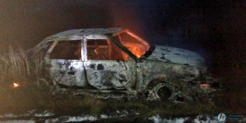 Водитель бросил горящее авто на полевой дороге 