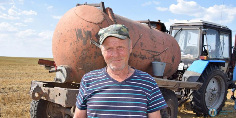 Водителю из Языковки на уборочной помогает собака 