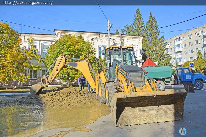 Водяники устраняют аварию на водопроводе в центре города