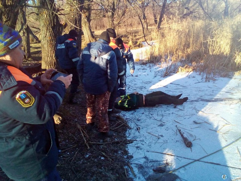 Водолазы достали из озера под Аткарском тело рыбака