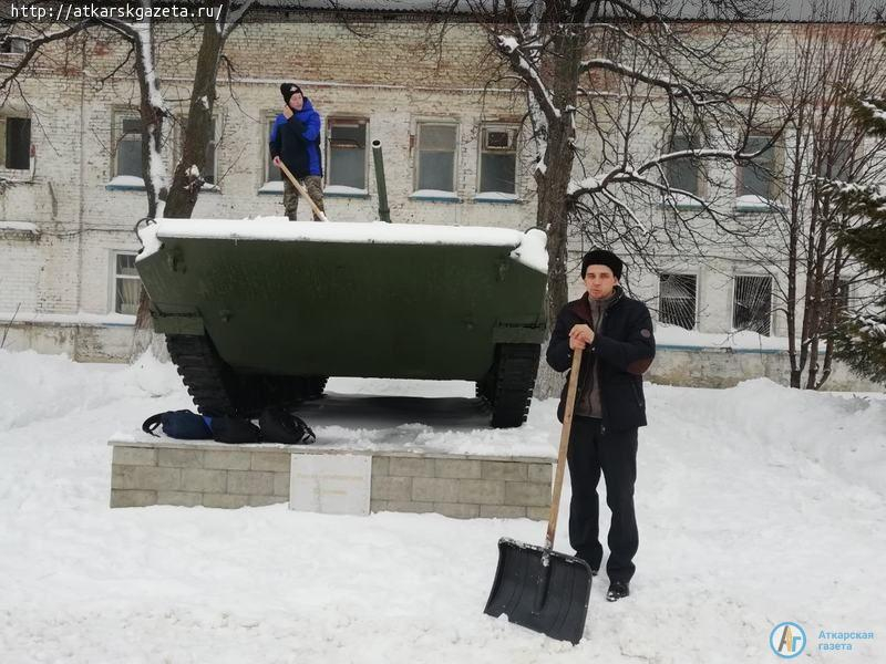 Военно-патриотический клуб освободил от снега боевую машину пехоты