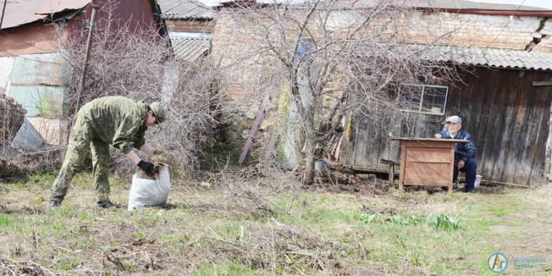 Военнослужащие навели порядок во дворе участника войны