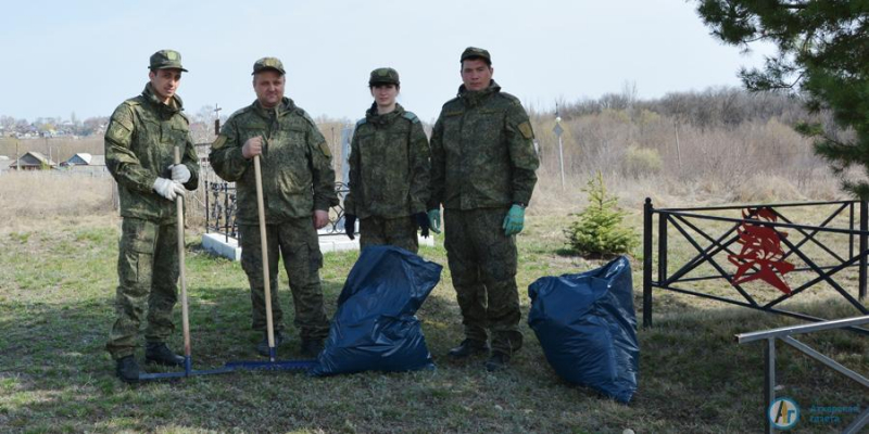 Военнослужащие провели субботник на «Братской могиле»
