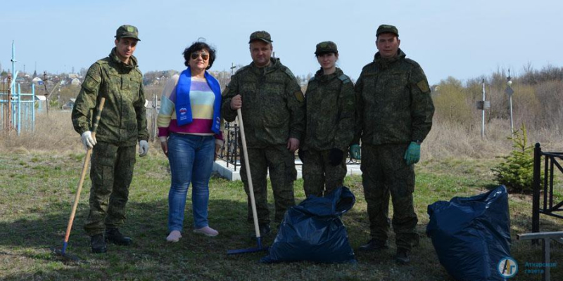 Военнослужащие провели субботник на «Братской могиле»