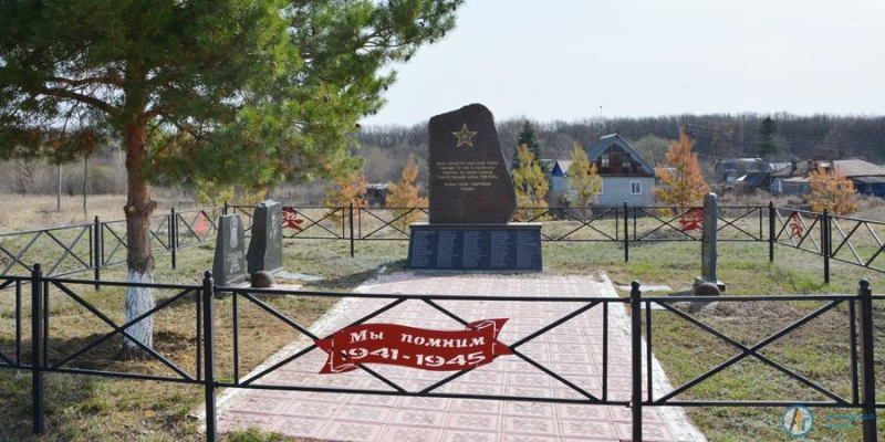Военнослужащие провели субботник на «Братской могиле»