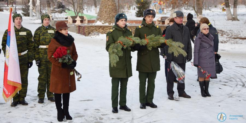 Военные и аткарские депутаты почтили память неизвестных солдат