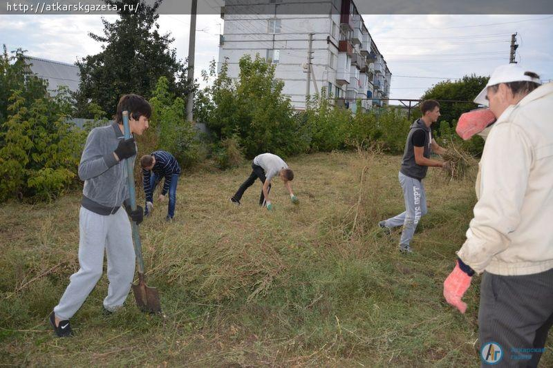 Волонтеры и жители очистили детскую площадку от мусора и бурьяна (ФОТО)