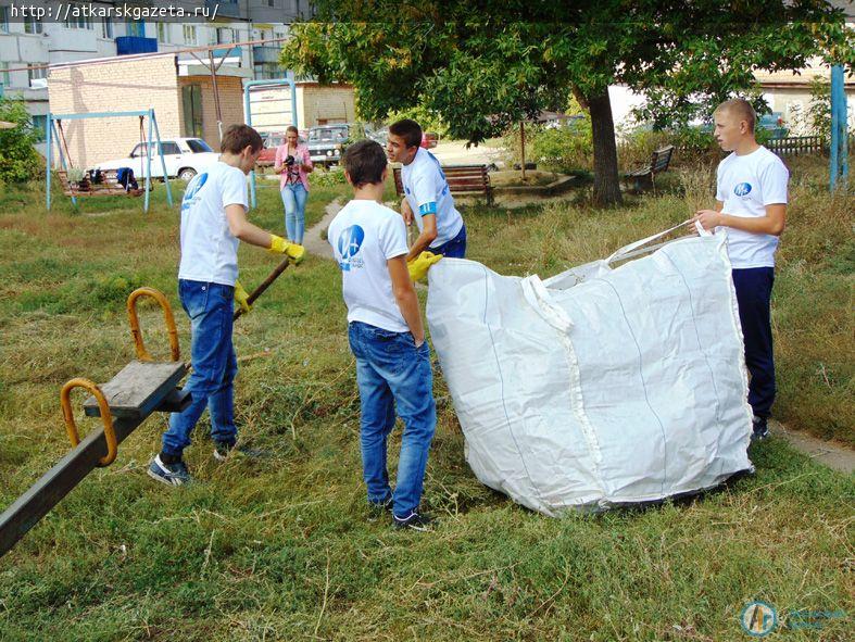 Волонтеры и жители очистили детскую площадку от мусора и бурьяна (ФОТО)