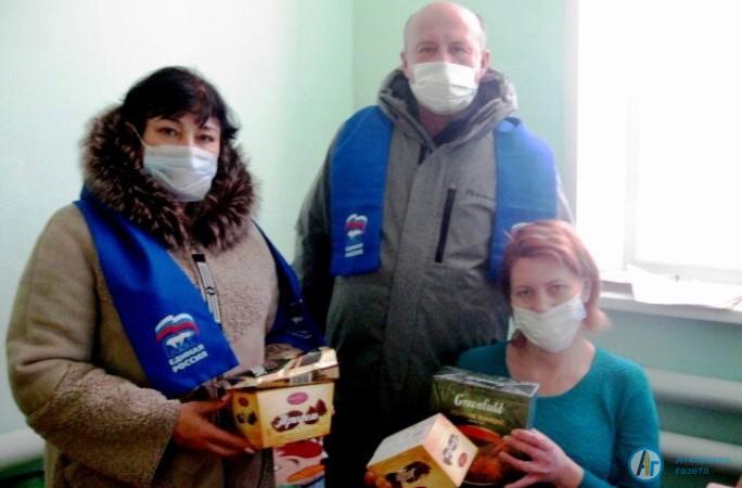 Волонтеры поблагодарили сотрудников "скорой помощи"