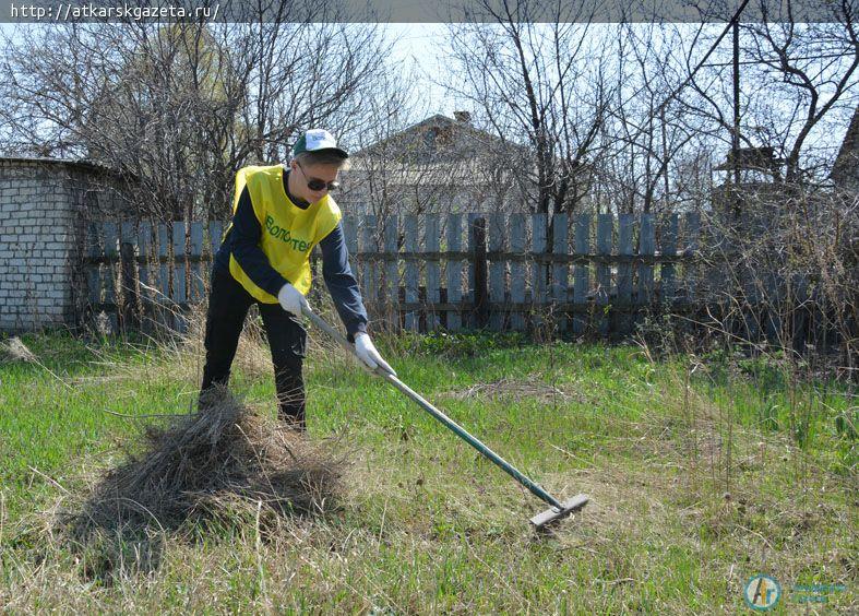 Волонтеры помогли инвалиду в благоустройстве территории