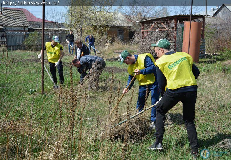 Волонтеры помогли инвалиду в благоустройстве территории