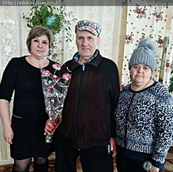 Волонтеры поздравили ветеранов с мужским праздником