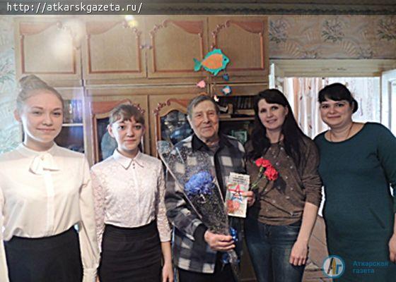 Волонтеры поздравили ветеранов с мужским праздником
