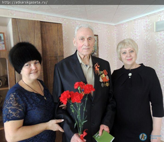 Волонтеры поздравили ветеранов с мужским праздником
