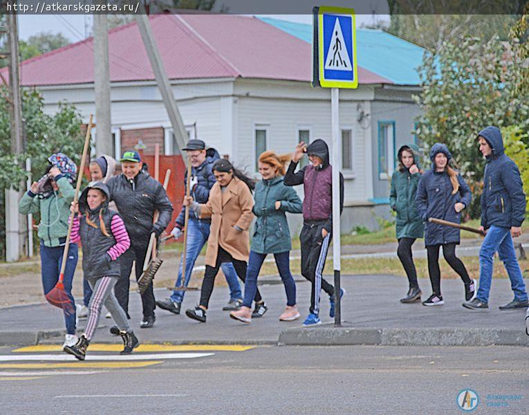 Волонтеры школы №1 приняли участие в благоустройстве сквера им. В. Макеевой (ФОТО)