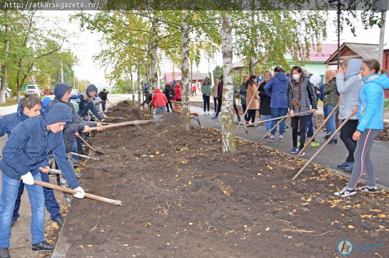 Волонтеры школы №1 приняли участие в благоустройстве сквера им. В. Макеевой (ФОТО)