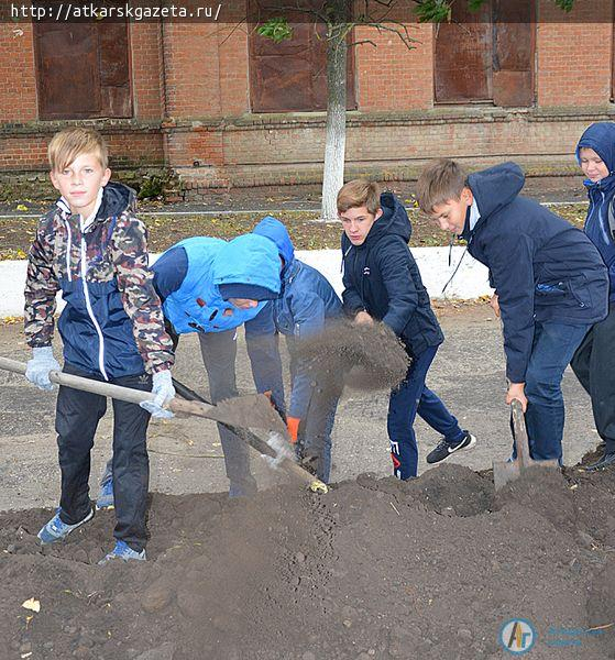 Волонтеры школы №1 приняли участие в благоустройстве сквера им. В. Макеевой (ФОТО)