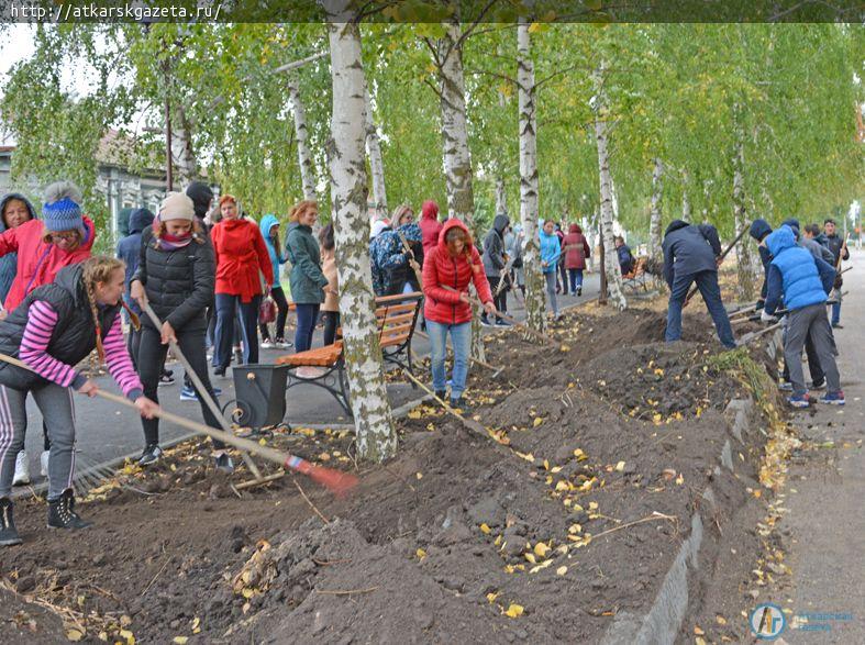 Волонтеры школы №1 приняли участие в благоустройстве сквера им. В. Макеевой (ФОТО)