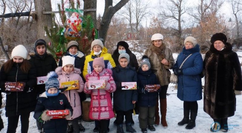 Волонтеры устроили новогоднее представление на улице Горной