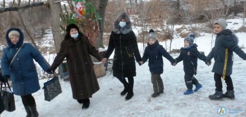 Волонтеры устроили новогоднее представление на улице Горной