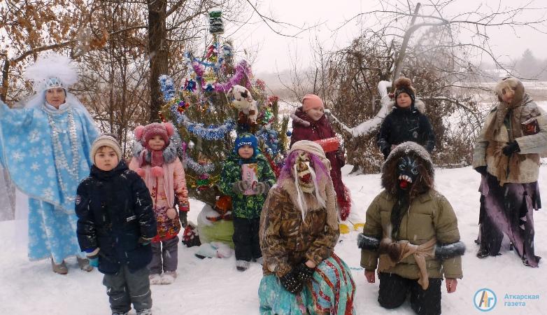 Волонтеры устроили новогоднее представление на улице Горной