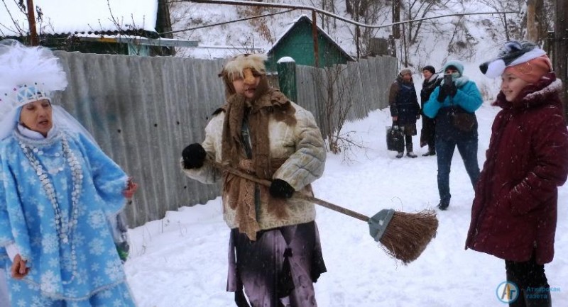 Волонтеры устроили новогоднее представление на улице Горной