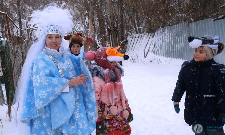 Волонтеры устроили новогоднее представление на улице Горной