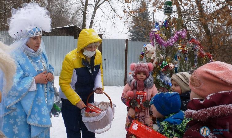 Волонтеры устроили новогоднее представление на улице Горной