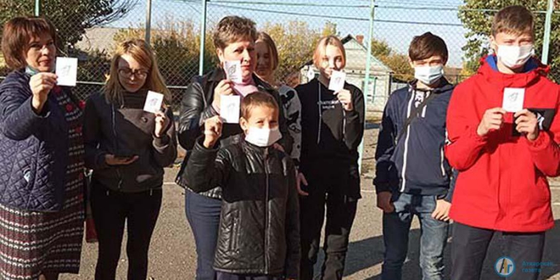 Волонтеры вручили пожилым аткарчанам поздравительные открытки