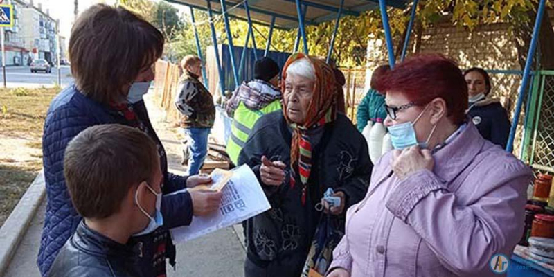 Волонтеры вручили пожилым аткарчанам поздравительные открытки