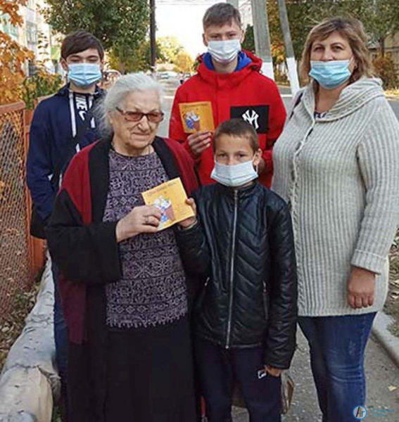 Волонтеры вручили пожилым аткарчанам поздравительные открытки