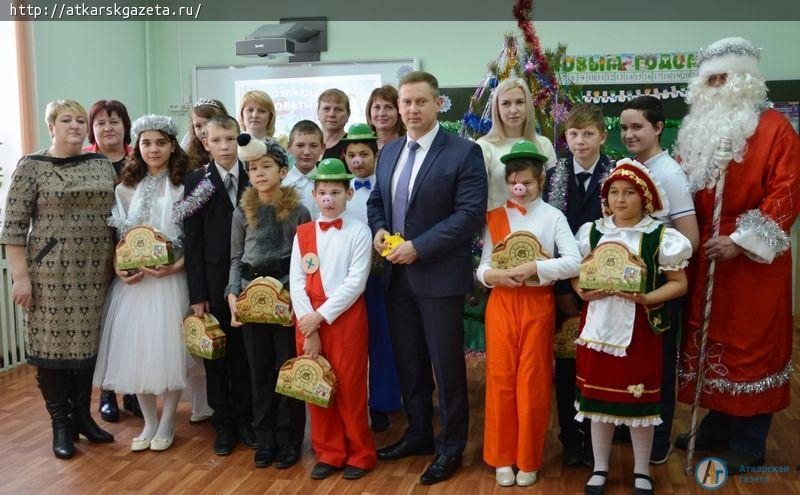 Воспитанники класса инклюзии показали главе района  новогоднюю сказку