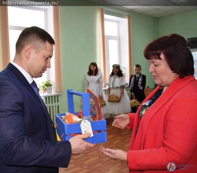 Воспитанники класса инклюзии показали главе района  новогоднюю сказку