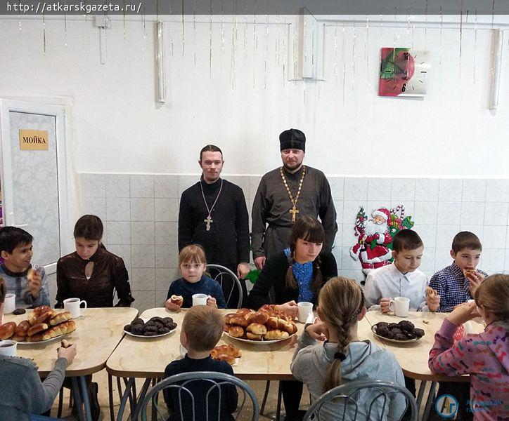 Воспитанники воскресных школ поздравили с Рождеством пожилых  людей