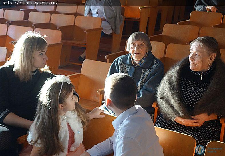 Воспитанники воскресных школ поздравили с Рождеством пожилых  людей