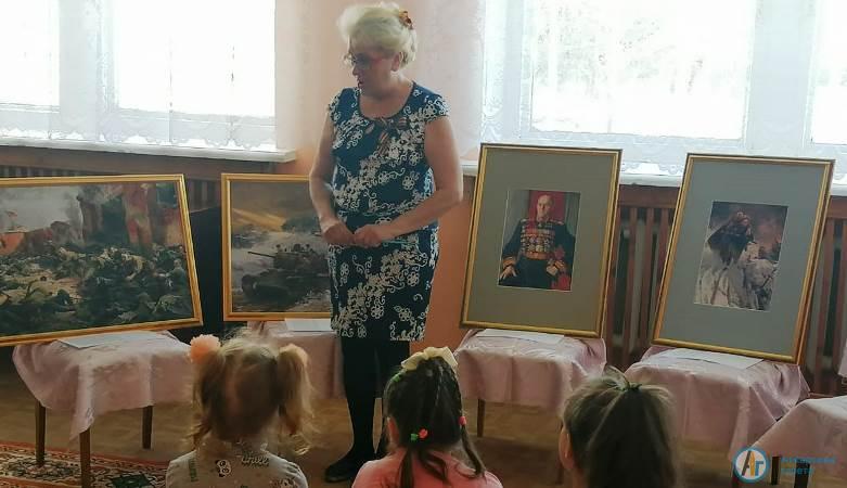 Воспитанников детского сада в Приречном познакомили с шедеврами живописи.